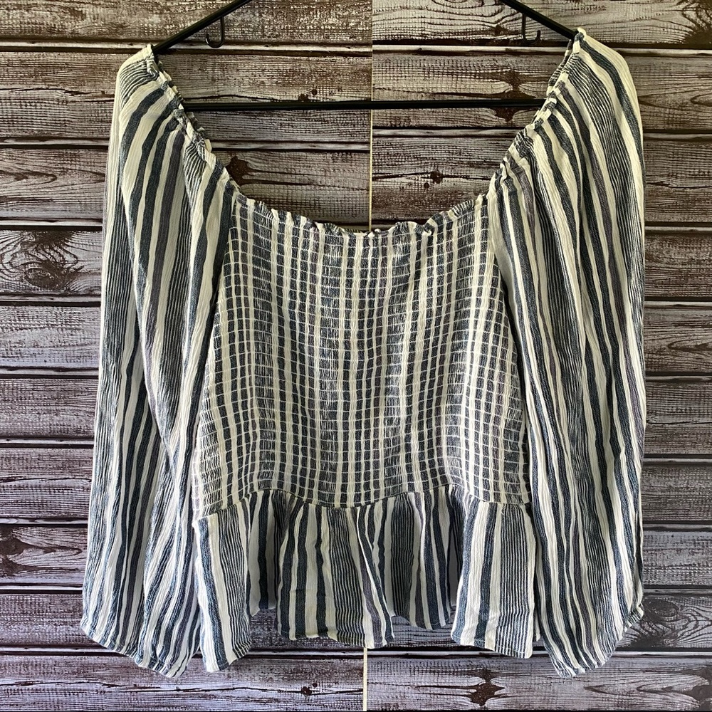American Eagle Smocked Long-Sleeved Top Size‎ M
